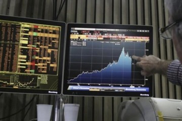Foto de El riesgo país vuelve a rozar los 500 puntos y los bonos argentinos ceden ante un escenario global adverso