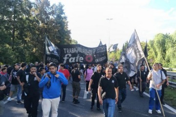 Foto de Pese a la protesta de los trabajadores, la Justicia ordenó desalojar la planta de FATE