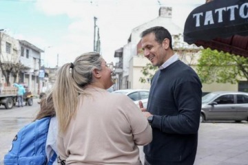 Foto de Julián Álvarez supervisó las obras de repavimentación en el barrio Villa Progreso de Valentín Alsina