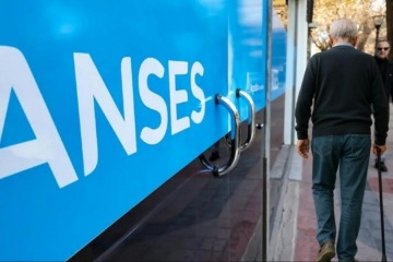 Foto de El Gobierno prolonga el ajuste de ANSES en jubilaciones, AUH y pensiones: cuánto cobrarán en octubre