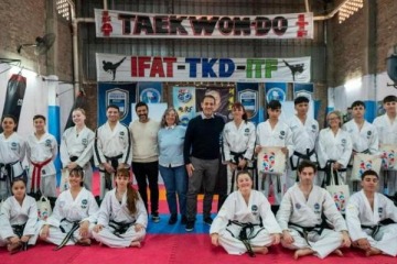Foto de Julián Álvarez acompañó a deportistas de Lanús que competirán en el Mundial de Taekwon-Do en España