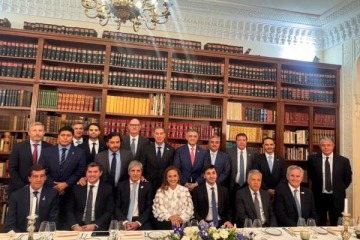 Foto de Santilli cenó con 12 gobernadores en París para negociar las PASO y afianzar el vínculo con las provincias