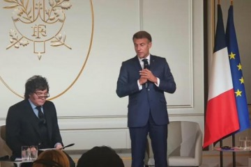 Foto de Macron recibió a Milei en el Palacio del Elíseo junto a gobernadores