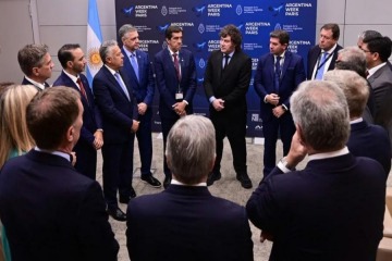 Foto de Milei sale en búsqueda de apoyo: prepara una gira por nueve provincias