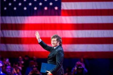 Foto de Milei llegó a Washington para hacer campaña por Trump y respaldar al clan Bolsonaro