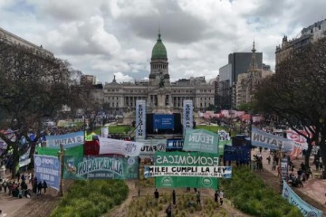 Foto de Pese a la represión y la lluvia, una multitud colmó el Congreso por la Quinta Marcha Universitaria