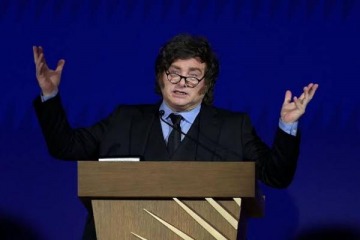 Foto de Milei cruzó a Pedro Sánchez en España: “Impresentable dictador”