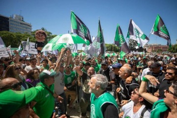 Foto de ATE marcha a la Quinta de Olivos contra los retiros voluntarios y denuncia deudas del Gobierno