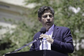 Foto de Kicillof a Milei: "Va a recorrer de nuevo el mundo para hacer campaña para sus amigos"
