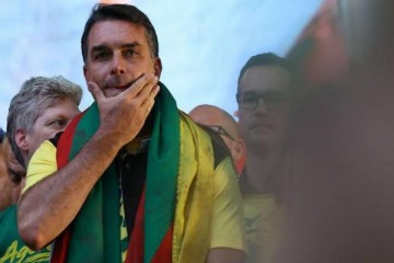 Foto de El bolsonarismo salió al rescate de Flávio Bolsonaro y culpó a la IA por su autoproclamación